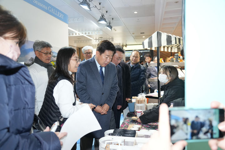 [제주=뉴시스] 오영훈 제주지사가 22일 오후 일본 후쿠오카현 텐진 라이온 광장에서 열린 'the Jeju 포시즌 in 후쿠오카' 팝업스토어를 방문해 둘러보고 있다. (사진=제주도 제공) 2026.01.22. 0jeoni@newsis.com *재판매 및 DB 금지