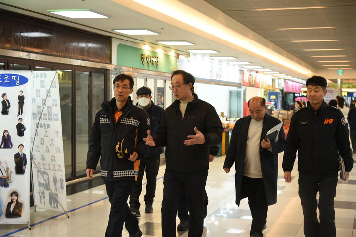 [대구=뉴시스] 대구 중부소방서는 혹한 기간 화재로 인한 인명피해 방지를 위해 지역 최대 상권 중심지인 반월당 지하도상가 현장 안전 점검을 했다. (사진=대구 중부소방서 제공) 2026.01.22. photo@newsis.com *재판매 및 DB 금지