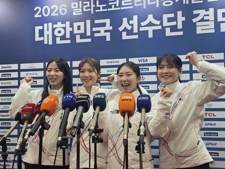 [서울=뉴시스] 김희준 기자 = 2026 밀라노·코르티나담페초 동계올림픽에 출전하는 여자 컬링 대표팀 경기도청. 2026.01.22jinxijun@newsis.com