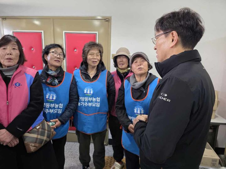 [광양=뉴시스] 농협전남본부는 21일 광양시 옥곡면과 진상면 일대에서 발생한 산불과 관련해 광양시지부, 광양동부농협, 진상농협과 함께 피해 현장을 찾아 농업부문 피해 상황을 점검하고 이재민 지원 활동을 펼폈다. (사진=전남농협 제공) photo@newsis.com *재판매 및 DB 금지