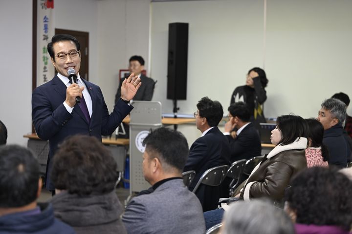 [남원=뉴시스] 22일 남원시의 새해 읍면동 연초 순회방문인 '2026 시민공감 소통한마당'이 시작됐다. 첫날 방문지인 산동면에서 최경식 시장이 새해 남원시의 시정 비전을 설명하고 있다. *재판매 및 DB 금지