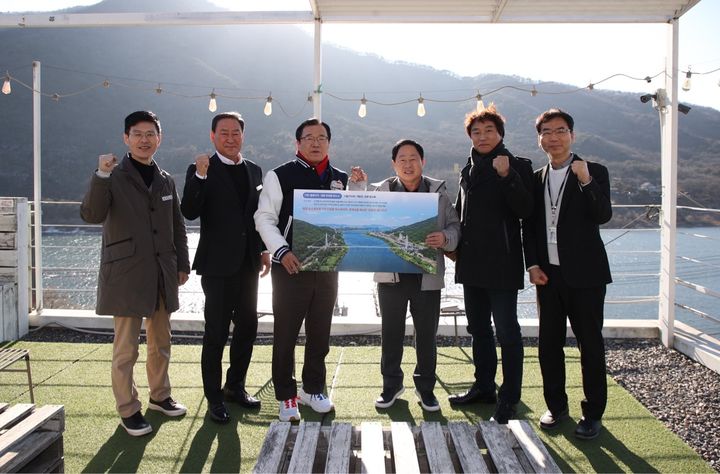 [하남=뉴시스] 22일 개최된 하남시-남양주시 상생협력 기반 한강 수변 친환경 연계 발전 방안 공동 연구 용역 보고회에 참석한 양측 관계자들이 기념촬영을 하고 있다. (사진=하남시 제공) 2026.01.22. photo@newsis.com *재판매 및 DB 금지