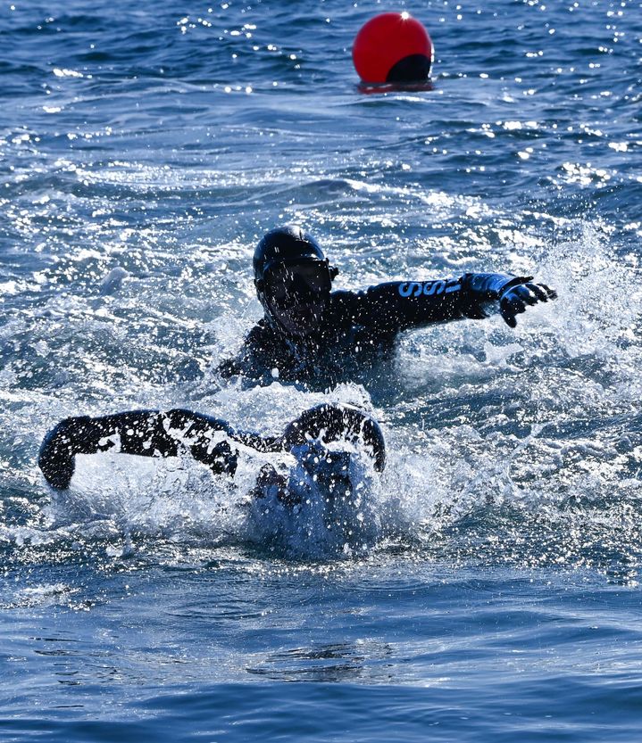 [동해=뉴시스] 22일 해군 1함대 특수구조팀이 혹한기 훈련 일환으로 열린 철인 심해잠수팀 선발 경기에서 5구조작전중대 대원들이 릴레이 수영경기의 반환점을 통과하고 마지막 골라인을 향해 속도를 올리는 중이다.(사진=해군 1함대 제공)photo@newsis.com *재판매 및 DB 금지