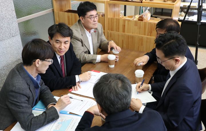 [춘천=뉴시스] 22일 김진태 강원특별자치도지사는 이날 KDI에서 열린 삼척~강릉 고속화 철도 예비타당성조사 SOC 분과위원회에 참석해 “13조원 투자 동해선이 강원 구간만 거북은 운행은 안된다”고 밝혔다. 강원특별자치도 제공. *재판매 및 DB 금지