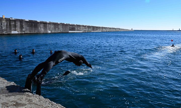 [동해=뉴시스] 22일 동해군항 1부두에서 5구조작전중대 대원들이 철인 심해잠수팀 선발 경기의 마지막 종목인 릴레이 수영을 실시하고 있다. 이들은 혹한기 동해안의 냉해를 온몸으로 느끼며 심해잠수사 SSU로서 정신력을 배양했다.(사진=해군 1함대 제공)photo@newsis.com&nbsp; *재판매 및 DB 금지
