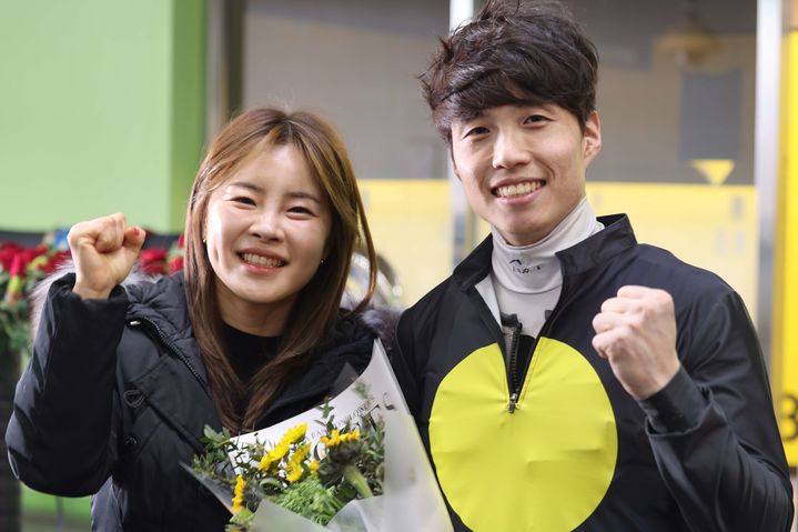 [서울=뉴시스]김혜선 조교사(왼쪽)와 박재이 기수. (사진=한국마사회 제공)