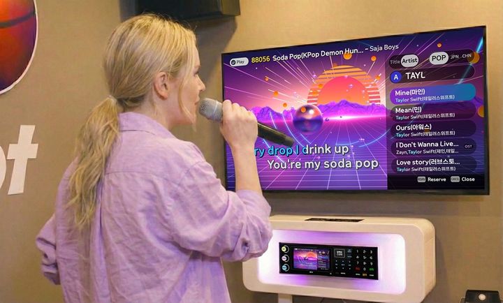 노래방에서 K-팝을 즐기는 외국인 관광객의 모습. (사진=TJ미디어) *재판매 및 DB 금지