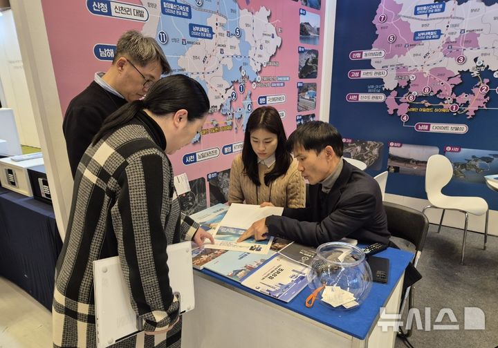 [서울=뉴시스]21일부터 23일까지 서울 강남구 코엑스에서 열리는 ㈜메세이상 주최·주관 '2026 호텔 페어(Hotel Fair 2026)' 행사장 내 경상남도 홍보관.(사진=경남도 제공) 2026.01.22. photo@newsis.com