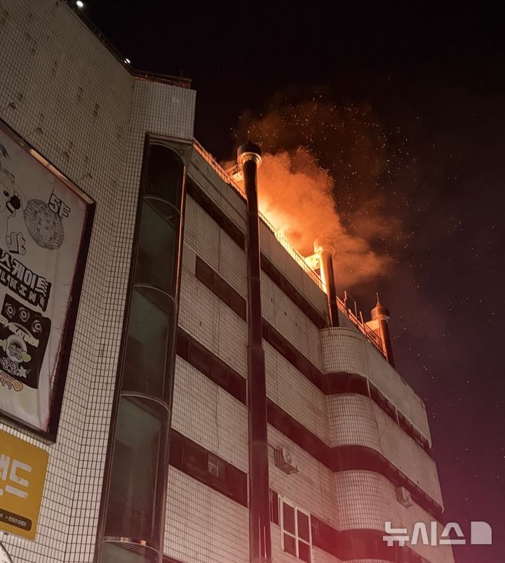 인천 계산동 상가 옥상서 화재…진화 중