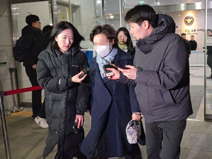 [서울=뉴시스] 이태성 기자 = 김병기 의원 배우자 이모씨가 22일 오후 서울 마포구 서울경찰청 광역수사단 청사에서 나오는 모습. 2026.01.22. victory@newsis.com *재판매 및 DB 금지