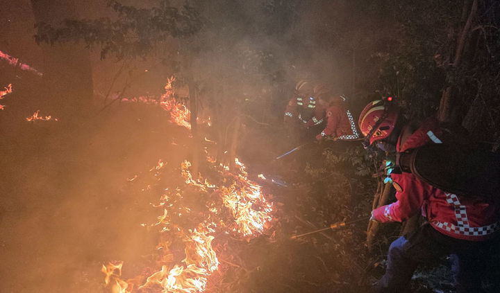 부산 기장군 공장 불, 야산에 번져 밤샘 진화작업…곧 헬기 투입