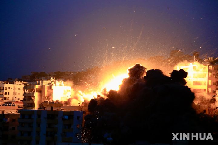 [케나리트=신화/뉴시스] 지난 1월21일 레바논 남부 시돈 인근 케나리트에서 이스라엘군의 공습으로 폭발이 일어나고 기자 8명을 포함해 19명이 부상했다. 2026.02.02. 