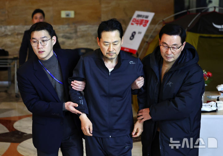 [서울=뉴시스] 김명년 기자 = 통일교·공천헌금 '쌍특검' 수용을 촉구하며 여드레째 단식중인 장동혁 국민의힘 대표가 21일 서울 여의도 국회 로텐더홀 농성장 텐트에서 부축을 받으며 이동하고 있다. 2026.01.22. kmn@newsis.com