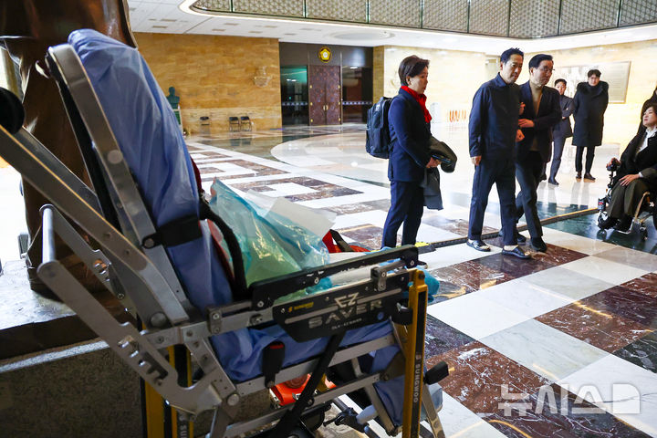 [서울=뉴시스] 김명년 기자 = 통일교·공천헌금 '쌍특검' 수용을 촉구하며 여드레째 단식중인 장동혁 국민의힘 대표가 21일 서울 여의도 국회 로텐더홀 농성장에 놓인 환자 이송용 침대 뒤로 이동하고 있다. 2026.01.22. kmn@newsis.com