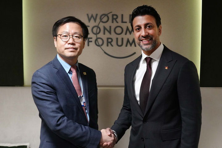 [서울=뉴시스] 여한구 산업통상부 통상교섭본부장이 20일(현지 시간) 스위스 다보스에서 마닌더 시두 캐나다 국제통상부 장관과 면담에 앞서 악수하고 있다. (사진=산업통상부 제공) 2026.01.22. photo@newsis.com *재판매 및 DB 금지