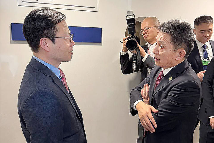 [서울=뉴시스] 여한구 산업통상부 통상교섭본부장이 20일(현지 시간) 스위스 다보스에서 리 청강 중국 상무부 국제무역협상대표와 면담하고 있다. (사진=산업통상부 제공) 2026.01.22. photo@newsis.com *재판매 및 DB 금지