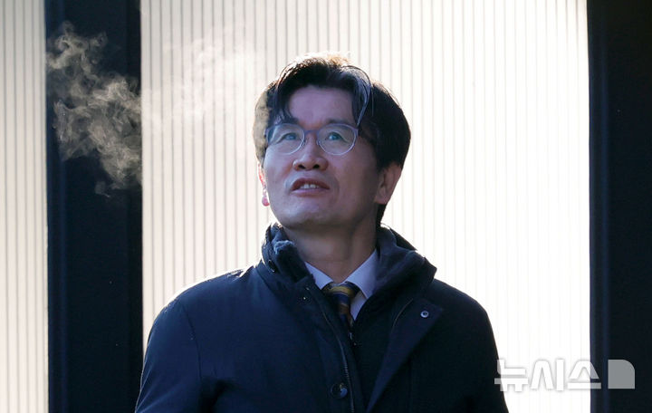 [과천=뉴시스] 홍효식 기자 = 해병대 순직 사건 외압 의혹과 관련해 수사를 방해했다는 혐의로 기소된 오동운 고위공직자범죄수사처(공수처) 처장 등 전·현직 공수처 지휘부 재판이 4월부터 본격적으로 시작된다. 사진은 오 처장이 1월 22일 오전 경기 과천시 정부과천청사 공수처로 출근하는 모습. 2026.03.05. yesphoto@newsis.com