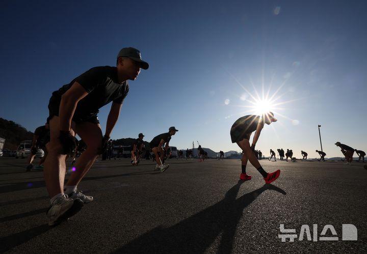 [창원=뉴시스] 정병혁 기자 = 해군 특수전전단 해난구조전대(SSU) 소속 심해잠수사들이 22일 경남 창원시 진해구 진해군항에서 열린 2026년 혹한기 내한훈련에서 SSU 특수체조를 하고 있다. 2026.01.22. jhope@newsis.com