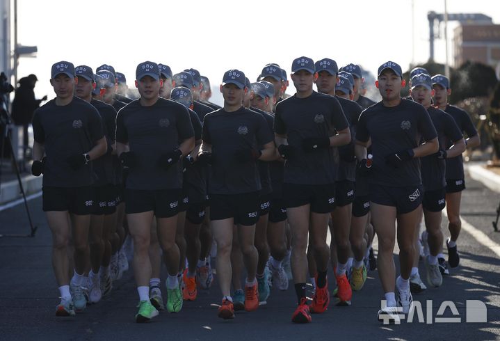 영하 6도 겨울바다에 맨몸 입수…해군 SSU 혹한기 훈련 실시