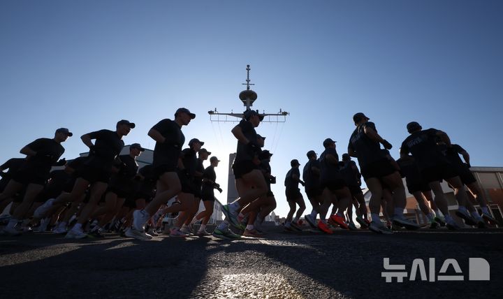 [창원=뉴시스] 정병혁 기자 = 해군 특수전전단 해난구조전대(SSU) 소속 심해잠수사들이 22일 경남 창원시 진해구 진해군항에서 열린 2026년 혹한기 내한훈련에서 단체달리기를 하고 있다. 2026.01.22. jhope@newsis.com