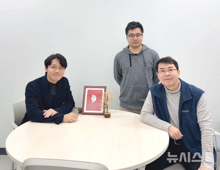 [나주=뉴시스] 한국에너지공과대학교(KENTECH·켄텍)가 희석된 이산화탄소(CO₂) 조건에서도 포집과 전환을 하나의 전극 구조 안에서 동시에 수행할 수 있는 새로운 전기화학 전극 시스템을 개발했다.(왼쪽부터) 켄텍 오명환 교수, 동라이 판 연구원, 켄텍 최원용 교수. (그래픽=켄텍 제공) photo@newsis.com