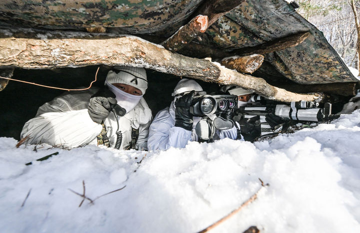[서울=뉴시스] 육군 특수전사령부는 지난 1월부터 오는 2월까지 부대별 11박 12일 일정으로 강원도 대관령 황병산 일대 동계훈련장에서 설한지 극복훈련을 실시하고 있다고 22일 밝혔다. 사진은 육군 특전사 장병들이 설한지 극복훈련 간 다기능 관측경으로 핵심표적의 움직임을 관측하고, 항공화력을 유도하는 모습. (사진=육군 제공) 2026.01.22. photo@newsis.com *재판매 및 DB 금지