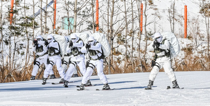 [서울=뉴시스] 육군 특수전사령부는 지난 1월부터 오는 2월까지 부대별 11박 12일 일정으로 강원도 대관령 황병산 일대 동계훈련장에서 설한지 극복훈련을 실시하고 있다고 22일 밝혔다. 사진은 육군 특전사 장병들이 설한지 극복훈련 간 스키를 활용한 전술기동을 실시하고 있는 모습. (사진=육군 제공) 2026.01.22. photo@newsis.com *재판매 및 DB 금지