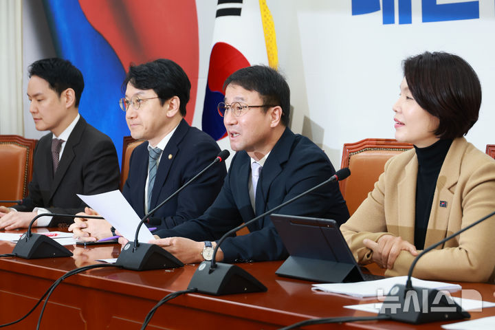 與 "코스피 7000시대 열겠다…李 '5대 대전환' 전략에 화답"(종합)