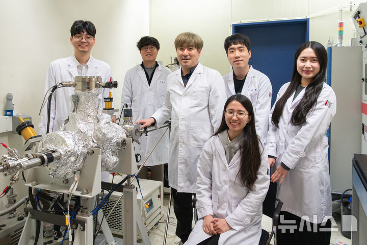 [광주=뉴시스] (왼쪽부터) GIST 화학과 김도훈, 안채현, 임현섭 교수, 전준병, 주혜리, (의자에 앉은) 오주희. (사진=GIST 제공) photo@newsis.com