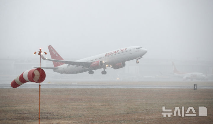 [제주=뉴시스] 우장호 기자 = 대설특보가 내려진 22일 오전 제주국제공항에서 항공기가 강한 눈보라를 뚫으며 이륙하고 있다. 2026.01.22. woo1223@newsis.com
