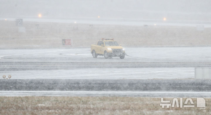 [제주=뉴시스] 우장호 기자 = 대설특보가 내려진 22일 오전 제주국제공항에 강한 눈이 내리자 활주로 노면 결빙 상태를 파악하기 위해 한국공항공사 차량이 이동하고 있다. 2026.01.22. woo1223@newsis.com