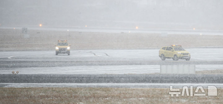 [제주=뉴시스] 우장호 기자 = 대설특보가 내려진 22일 오전 제주국제공항에 강한 눈이 내리자 활주로 노면 결빙 상태를 파악하기 위해 한국공항공사 차량이 이동하고 있다. 2026.01.22. woo1223@newsis.com