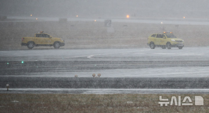 [제주=뉴시스] 우장호 기자 = 대설특보가 내려진 22일 오전 제주국제공항에 강한 눈이 내리자 활주로 노면 결빙 상태를 파악하기 위해 한국공항공사 차량이 이동하고 있다. 2026.01.22. woo1223@newsis.com