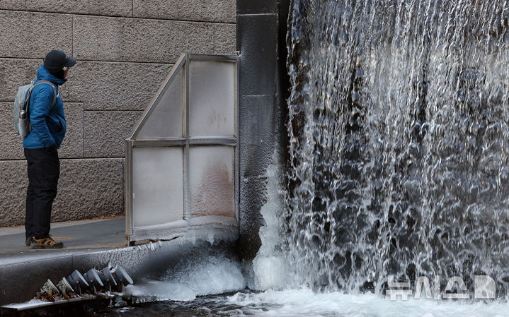 [서울=뉴시스] 최진석 기자 = 연일 매서운 한파가 이어지고 있는 22일 서울 청계천에서 한 시민이 얼음을 살펴보고 있다. 2026.01.22. myjs@newsis.com