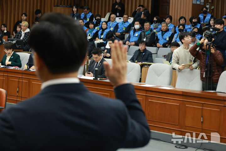 [서울=뉴시스] 고승민 기자 = 22일 서울 여의도 국회에서 열린 12.29 여객기 참사 진상규명을 위한 국정조사특별위원회 청문회에서 유족들이 김이배 제주항공 대표이사 등 증인들의 선서를 지켜보고 있다. 2026.01.22. kkssmm99@newsis.com