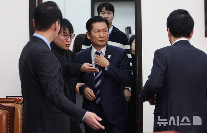 [서울=뉴시스] 조성봉 기자 = 정청래 더불어민주당 대표가 22일 오전 서울 여의도 국회에서 긴급기자회견을 열고 조국혁신당에 합당 제안을 하기 위해 입장하고 있다. 2026.01.22. suncho21@newsis.com