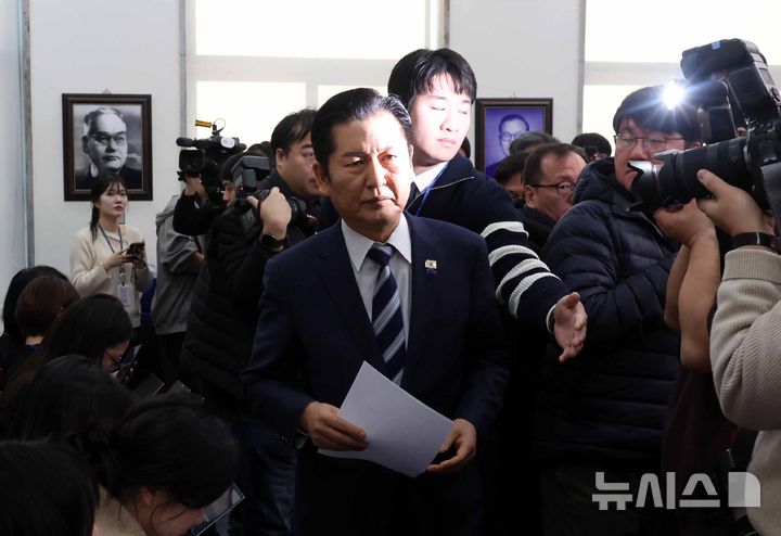 [서울=뉴시스] 조성봉 기자 = 정청래 더불어민주당 대표가 22일 오전 서울 여의도 국회에서 긴급기자회견을 마치고 밖으로 나서고 있다. 이날 정 대표는 조국혁신당에 합당 제안했다. 2026.01.22. suncho21@newsis.com