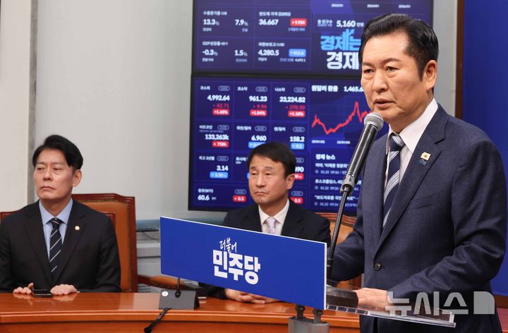 [서울=뉴시스] 조성봉 기자 = 정청래 더불어민주당 대표가 22일 오전 서울 여의도 국회에서 긴급기자회견을 열고 조국혁신당에 합당 제안을 하고 있다. 2026.01.22. suncho21@newsis.com