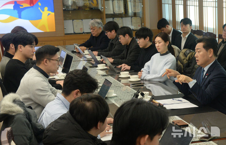 [전주=뉴시스] 김얼 기자 = 김관영(오른쪽) 전북특별자치도지가가 22일 전북 전주시 전북특별자치도청 회의실에서 완주군 방문 불발과 관련한 기자간담회를 갖고 질의에 답변하고 있다. 2026.01.22. pmkeul@newsis.com