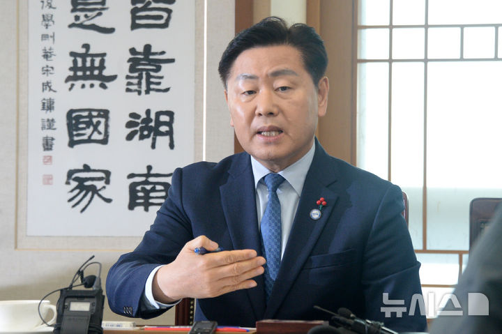 [전주=뉴시스] 김얼 기자 = 김관영 전북특별자치도지가가 22일 전북 전주시 전북특별자치도청 회의실에서 완주군 방문 불발과 관련한 기자간담회를 갖고 질의에 답변하고 있다. 2026.01.22. pmkeul@newsis.com