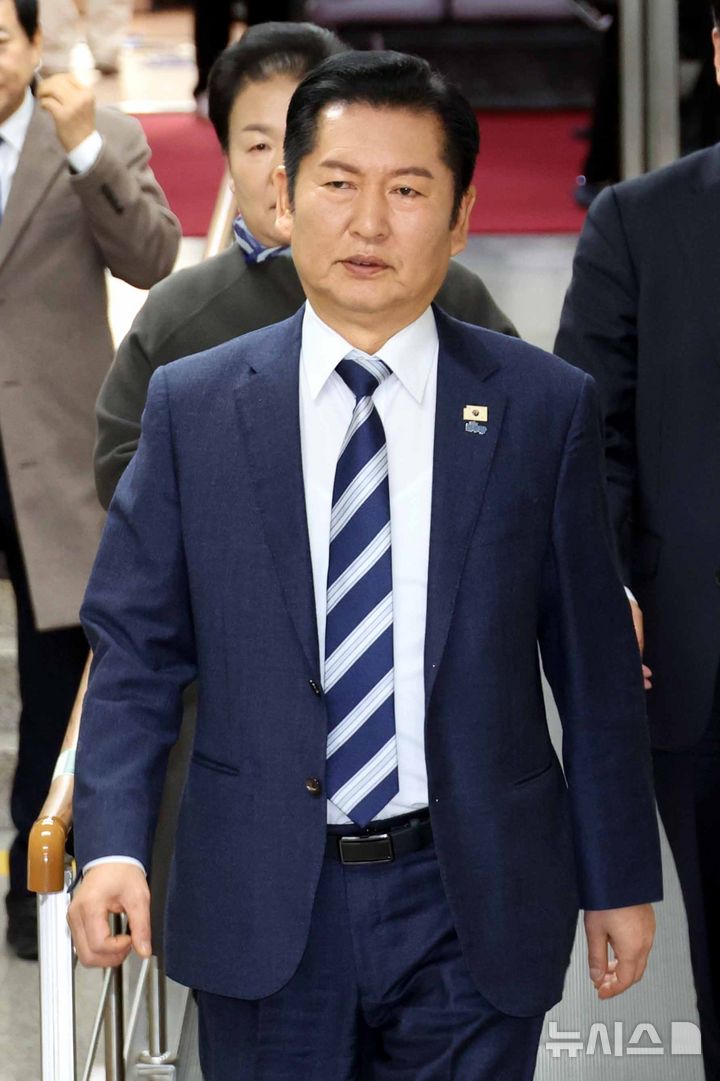 [서울=뉴시스] 조성봉 기자 = 정청래 더불어민주당 대표가 22일 오전 서울 여의도 국회에서 열린 비공개 정책의원총회에 참석하고 있다. 2026.01.22. suncho21@newsis.com