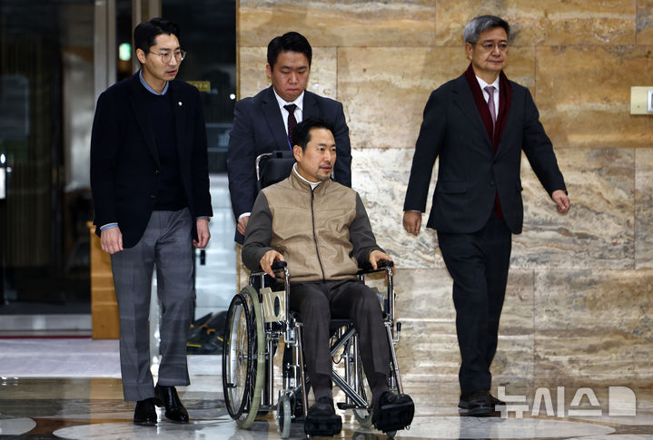 [서울=뉴시스] 김명년 기자 = 통일교·공천헌금 '쌍특검' 수용을 촉구하며 여드레째 단식중인 장동혁 국민의힘 대표가 22일 서울 여의도 국회 로텐더홀 농성장에서 휠체어를 타고 이동하고 있다. 2026.01.22. kmn@newsis.com