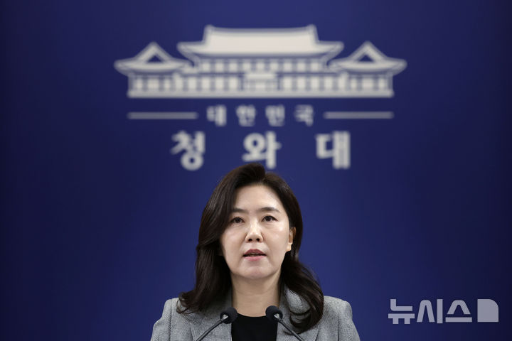 [서울=뉴시스] 최동준 기자 = 강유정 대변인이 22일 청와대에서 캄보디아 스캠 조직 피의자 송환 관련 브리핑을 하고 있다. 2026.01.22. photocdj@newsis.com
