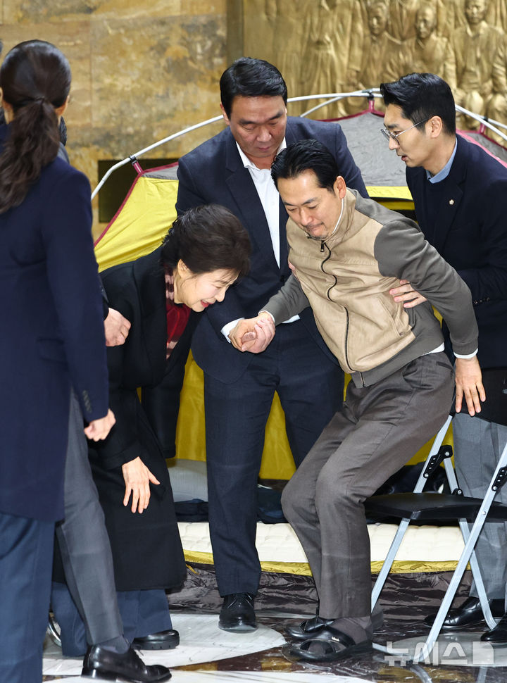 [서울=뉴시스] 김명년 기자 = 박근혜 전 대통령이 22일 서울 여의도 국회 로텐더홀 에서 통일교·공천헌금 '쌍특검' 수용을 촉구하며 단식농성중인 장동혁 국민의힘 대표를 찾아 자리에 앉고 있다. 2026.01.22. kmn@newsis.com