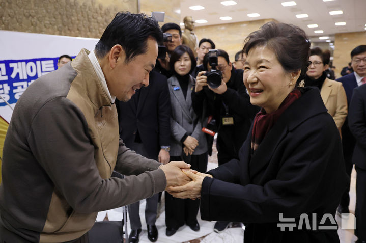 박근혜, 10년 만에 국회 방문해 장동혁 단식 중단 권유 [뉴시스Pic]