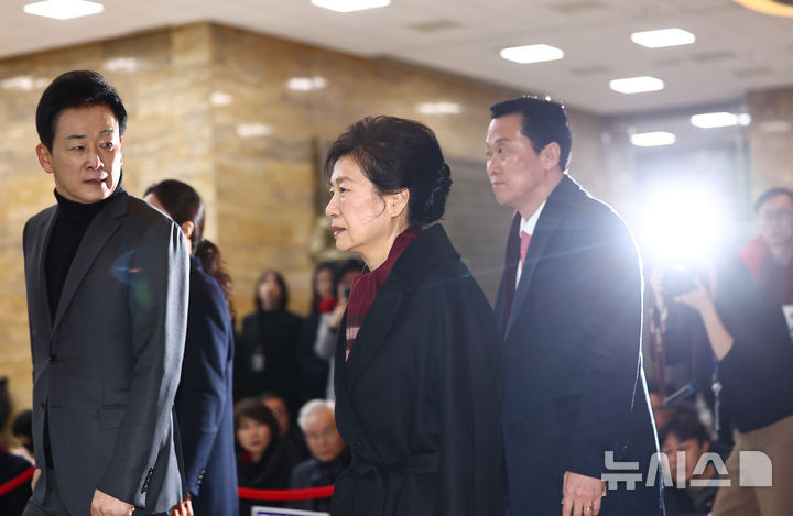 [서울=뉴시스] 김명년 기자 = 박근혜 전 대통령이 22일 서울 여의도 국회 로텐더홀 에서 통일교·공천헌금 '쌍특검' 수용을 촉구하며 단식농성중인 장동혁 국민의힘 대표를 만나기 위해 이동하고 있다. 2026.01.22. kmn@newsis.com