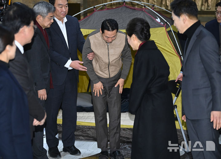 [서울=뉴시스] 김명년 기자 = 박근혜 전 대통령이 22일 서울 여의도 국회 로텐더홀에서 통일교게이트·더불어민주당공천뇌물 '쌍특검' 수용을 요구하며 8일째 단식 중인 장동혁 국민의힘 대표를 찾아 대화하고 있다. (공동취재) 2026.01.22. photo@newsis.com