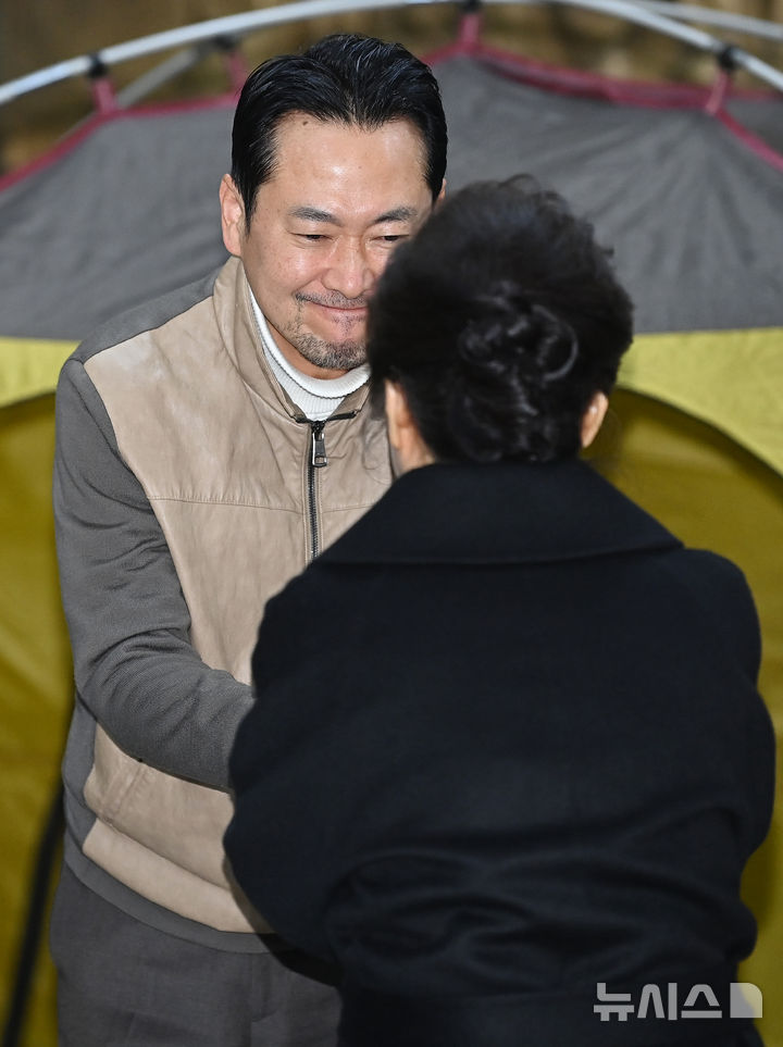 [서울=뉴시스] 김명년 기자 = 박근혜 전 대통령이 22일 서울 여의도 국회 로텐더홀에서 통일교게이트·더불어민주당공천뇌물 '쌍특검' 수용을 요구하며 8일째 단식 중인 장동혁 국민의힘 대표를 찾아 대화하고 있다. (공동취재) 2026.01.22. photo@newsis.com