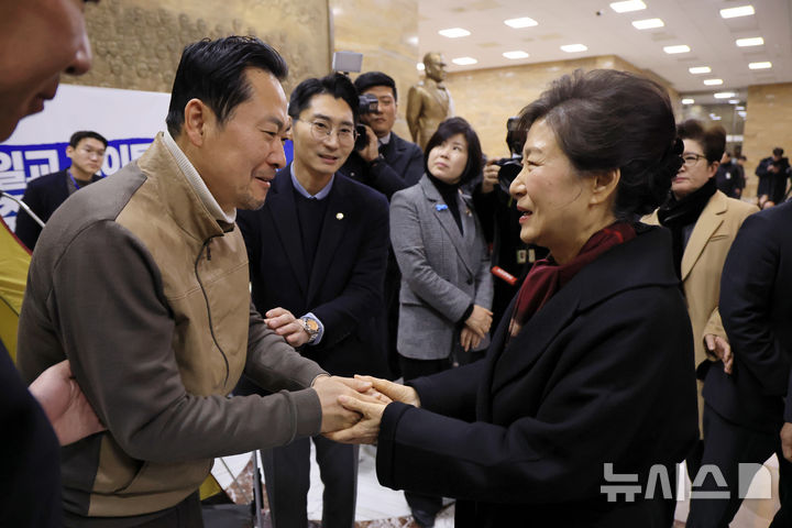 박근혜, 장동혁 찾아 단식 중단 권유…"훗날을 위해 건강 회복해달라"