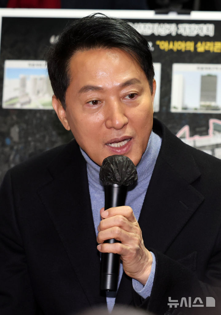 [서울=뉴시스] 배훈식 기자 = 용산전자상가 현장 방문에 나선 오세훈 서울시장이 22일 오전 서울 용산구 선인상가에서 열린 상가 소유자, 상인 및 지역주민 등과의 간담회에서 발언하고 있다. 2026.01.22. dahora83@newsis.com